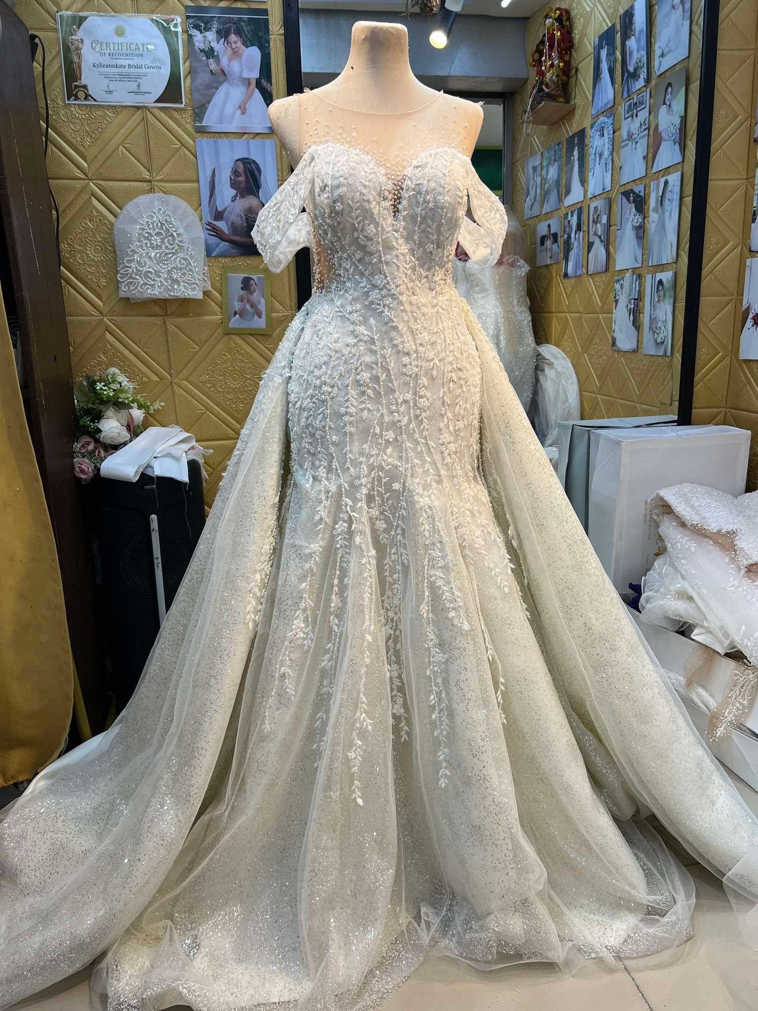 Two way Kylie — Bridal Gown, size Medium-Large